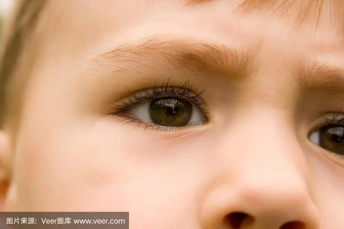 小男孩眼睛的特写