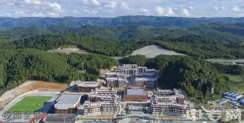 贵州龙里中学学费报名费多少