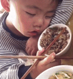 萌娃困吃饭可爱搞笑gif动图_动态图_表情包下载_soogif