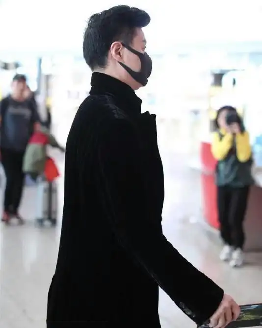 网友机场偶遇68岁的范涛,身为范冰冰老爸气场十足