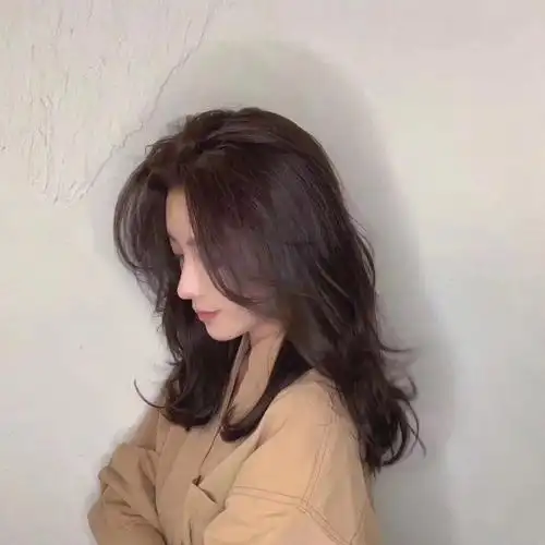 烫发图片女2021最新款(长头发烫发图片女2021最新款) - 泉兴百科