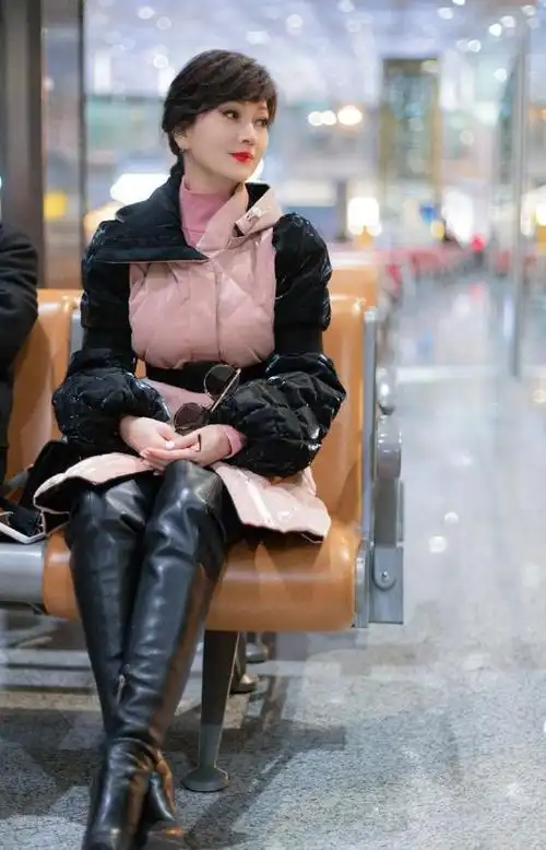 赵雅芝粉色拼接棉衣配长筒靴,优雅大气,女人味十足