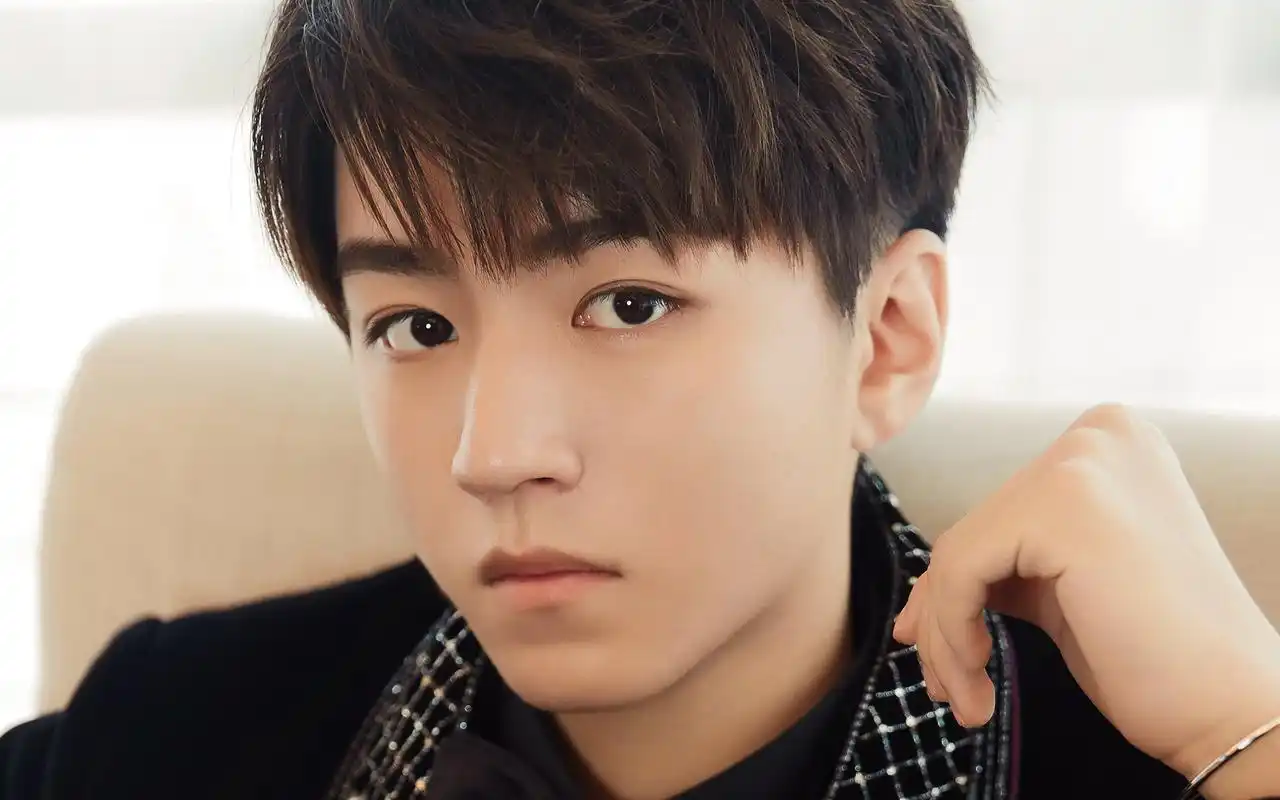 王俊凯时尚活动照高清电脑壁纸