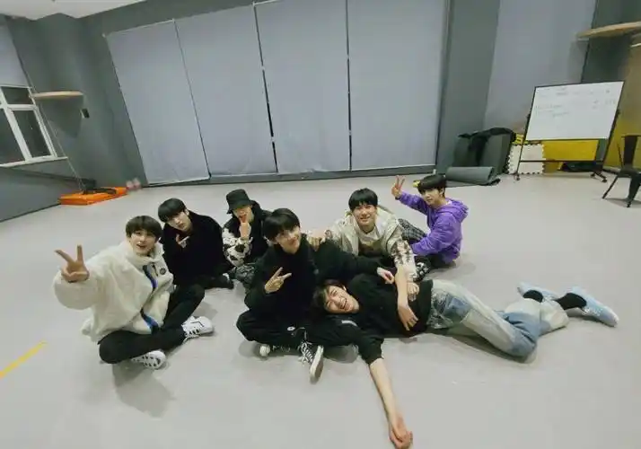 时代少年团素颜自拍,马嘉祺c位,宋亚轩治愈系笑容,期待少年们的新舞台