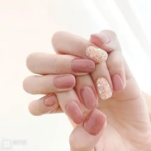 粉色跳色简约美甲图片