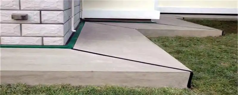 勒脚就是指的建筑物外墙的墙脚,也就是建筑物的外墙与室外地面或散水