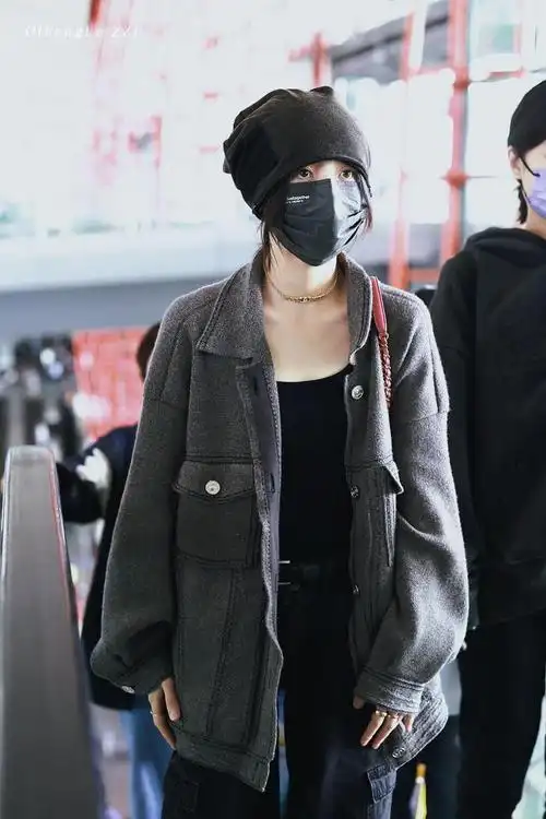 张子枫结束时装周行程返回北京机场路透