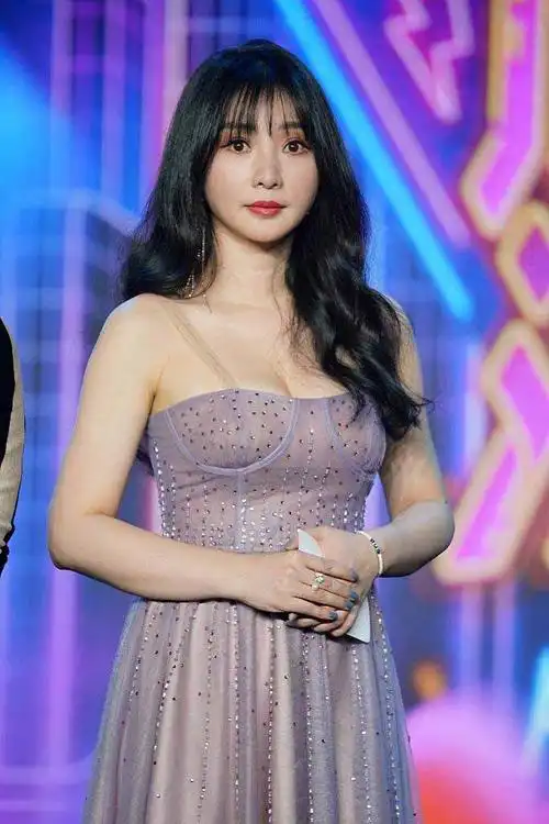 38岁柳岩真敢穿!穿抹胸裙大秀"事业线",真会打造视觉焦点