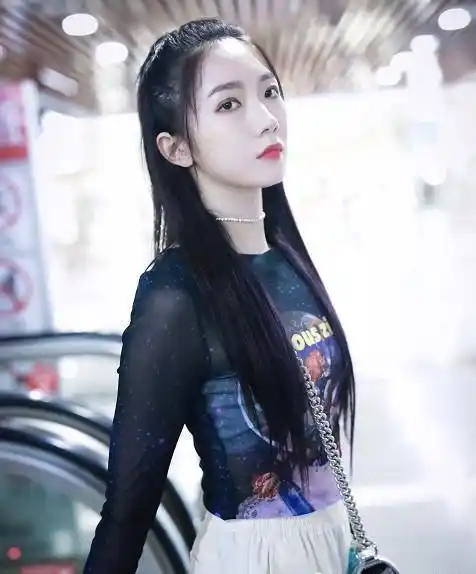 孟美岐现身机场,时尚上衣成了焦点,只有身材好的才敢穿!