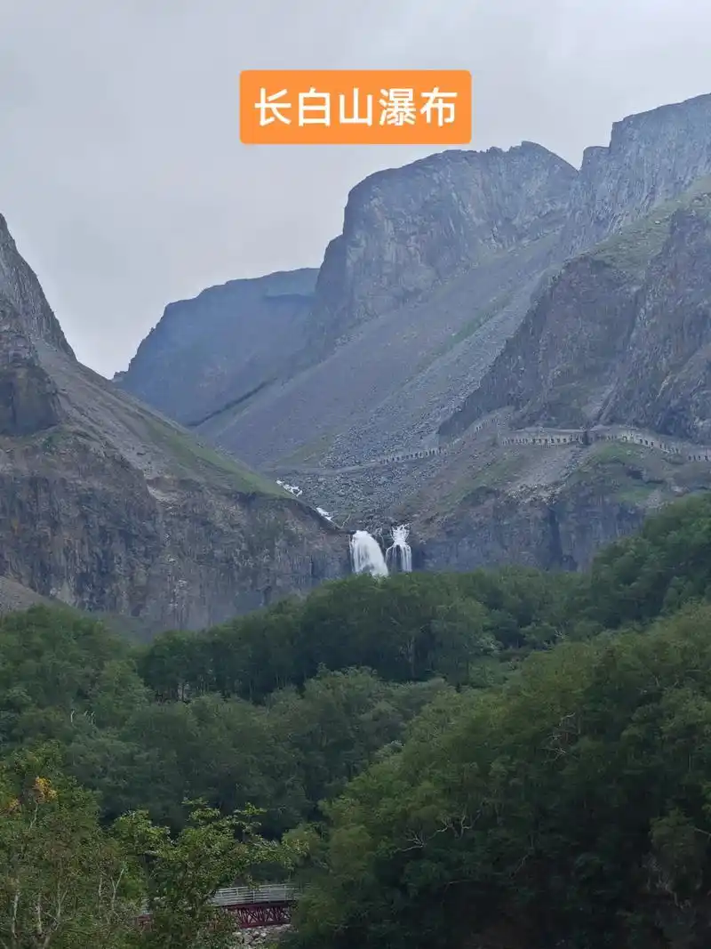 长白山瀑布位于天池北侧