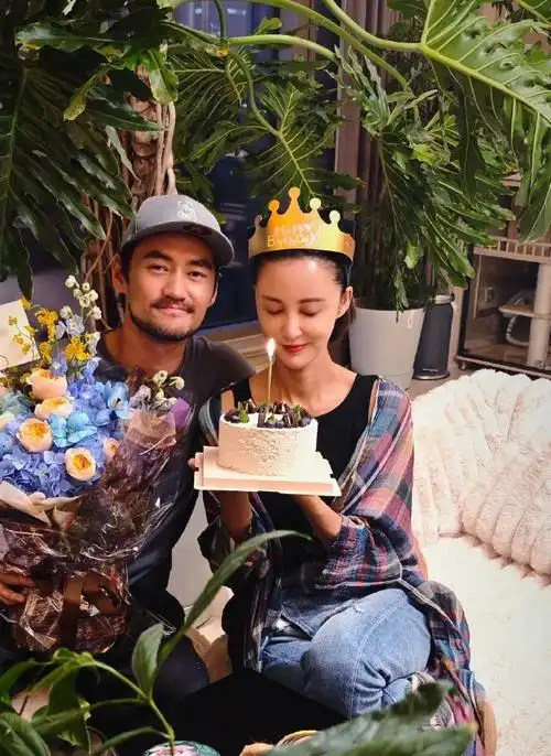 张歆艺送袁弘结婚纪念日礼物