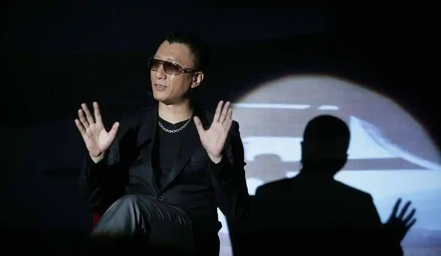 原创孙红雷戴上墨镜太有大哥范儿随便坐着都很霸气太有型了