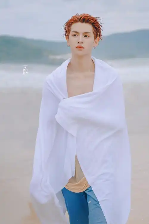 黄明昊海边浴巾写真