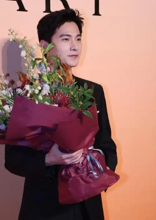 杨洋有成熟男人的样子了穿黑色西装配胸针绅士感藏不住了