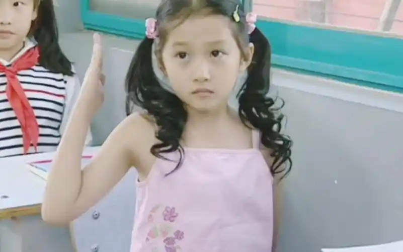 关晓彤十岁时的采访资料