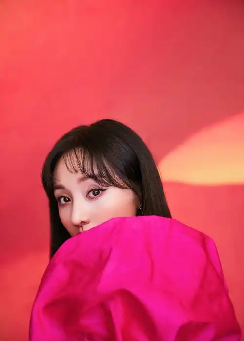 郑爽玫红色露肩短裙优雅图片36