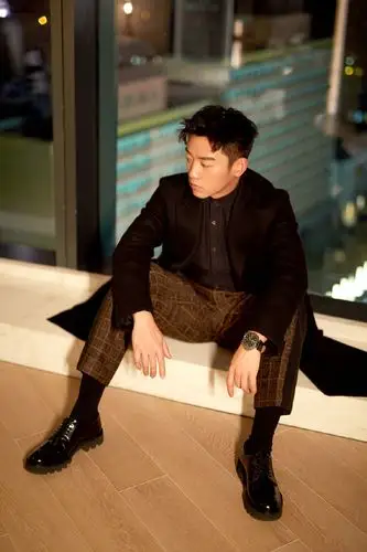 郑恺帅气有型撩力十足