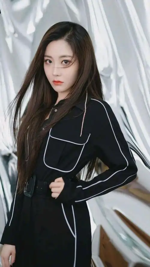 王艺瑾诠释了不一样的时尚身穿黑色连体裤又美又飒