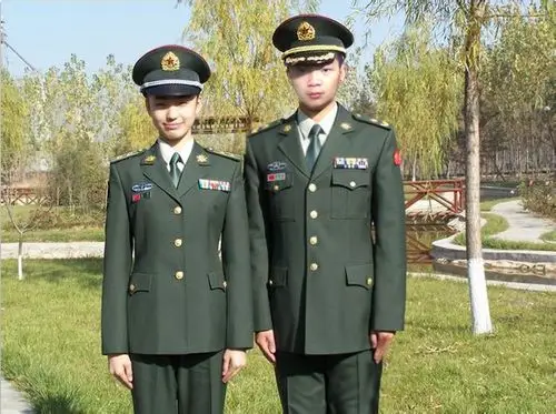 求帮我p这军装.