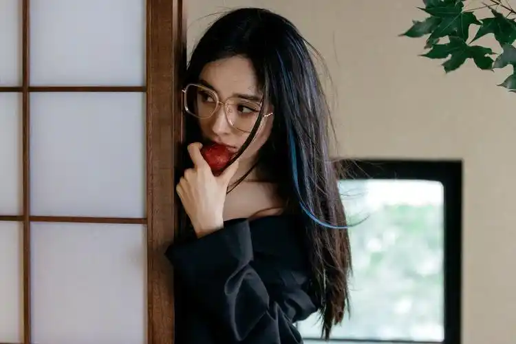 杨幂蓝色挑染冷艳酷飒 搭配大框架眼镜女王范十足