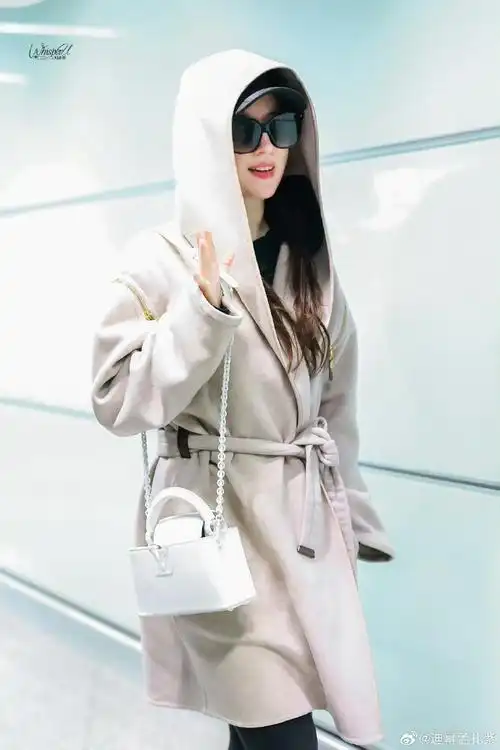 刘亦菲叠戴帽子##刘亦菲戴了两个帽子#刘亦菲回国机场照