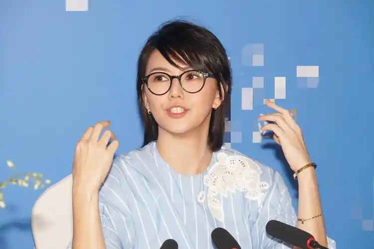 "宝妈"孙燕姿教学做沙拉 穿减龄长裙依旧是女神