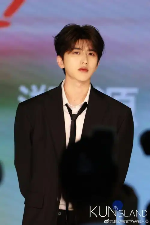 蔡徐坤今日直播造型