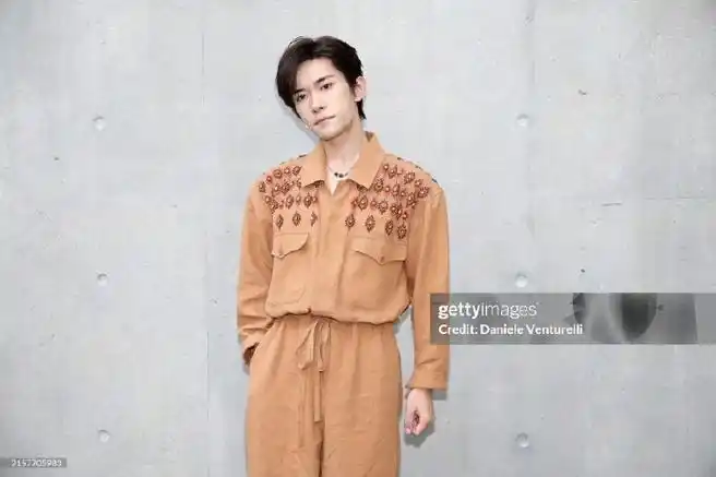 易烊千玺刺绣连体裤