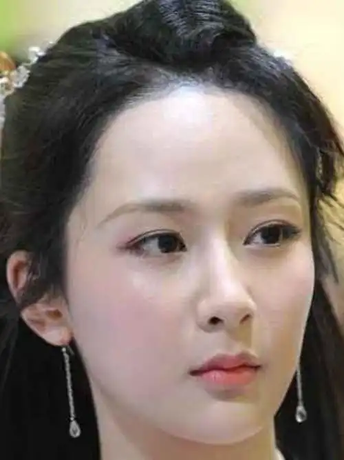 今日杨紫小猴子的一组照片刷爆了网络才刚满27周岁的她居然脸垮成了