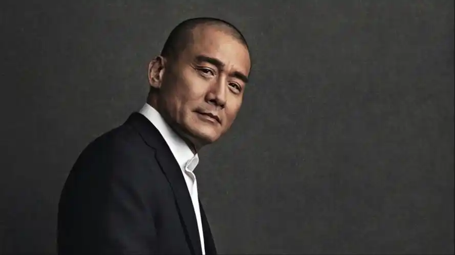 揭秘影帝梁家辉,他到底有多豪横?一段台词让马自达销量减半?