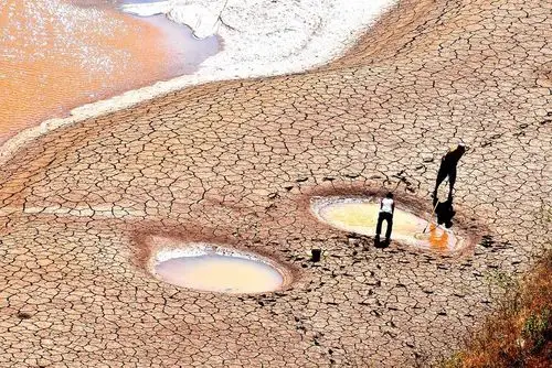 云南持续重旱城乡水源分配不均凸显大图真的缺水啊