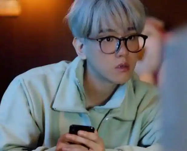 exo边伯贤新画报,机车外套酷帅小狼狗,深夜直播开小型演唱会_造型_黑