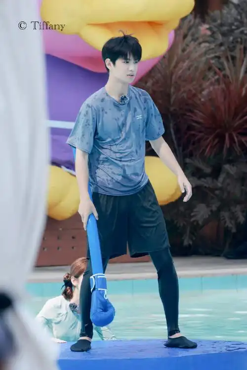 黄明昊《全力以赴的行动派》路透今日份录制综艺落水游泳好乖好可爱玩