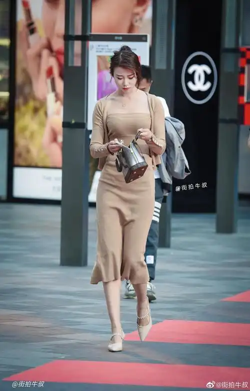 漂亮的吊带针织连衣裙优雅气质女人味