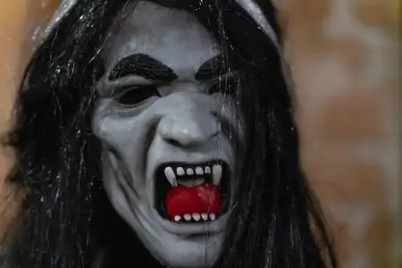 吸血鬼面具有尖牙和黑色长发图片戴上魔鬼面具图片魔鬼