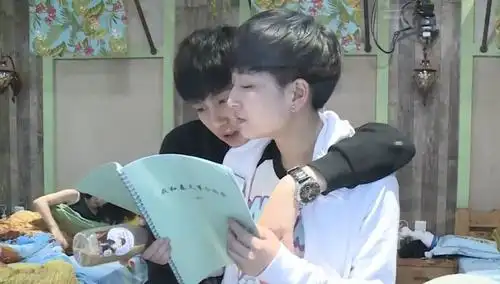 排排坐要发糖啦张晓钰黄汐源互搂练歌甜到腻人