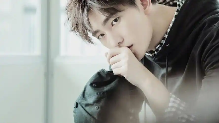 气质大男孩杨洋帅气写真,高清壁纸图片,大陆明星-回车桌面