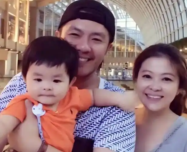 阿杜其实已经结婚,前几年他迎娶了相恋十多年的圈外女友,次年妻子生下