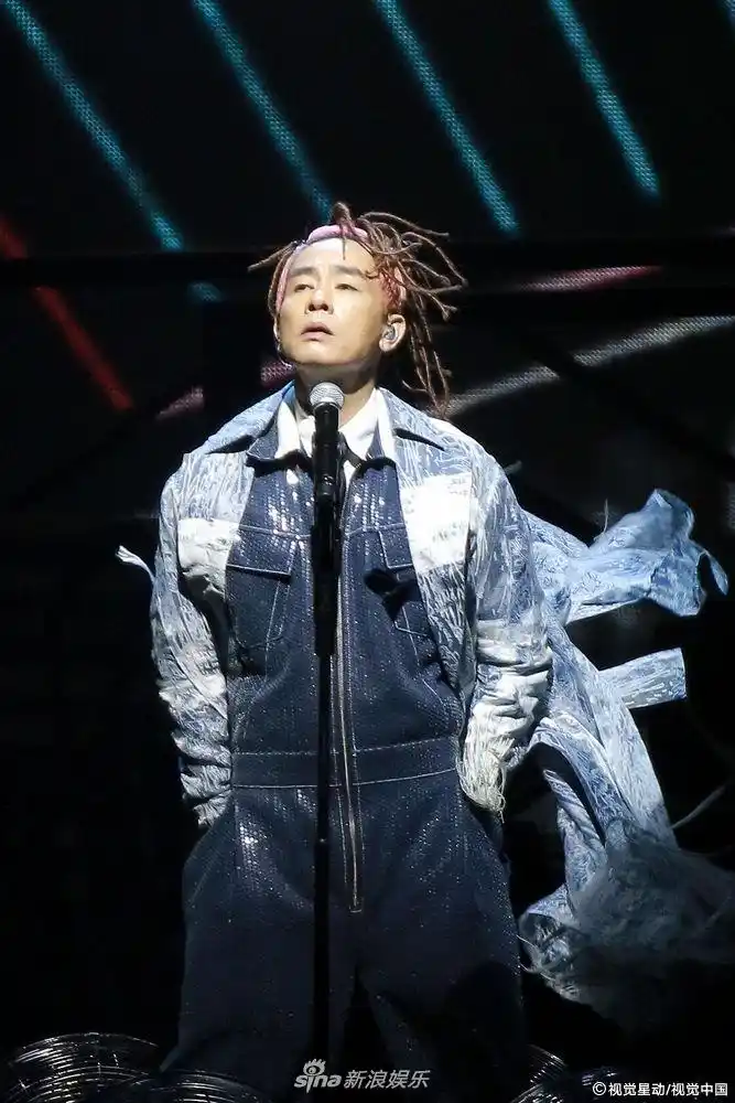 陈小春澳门开唱粉辫造型似章鱼 应采儿秦岚等现身力挺