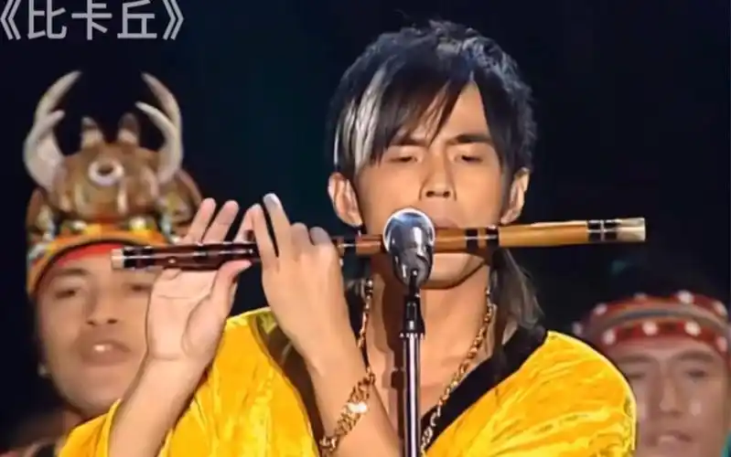 白毛伦头一歪,眼一闭,高音就上去了