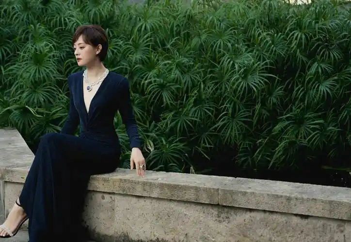 40岁孙俪罕见秀性感,一袭深v开叉裙优雅有女人味,这气质真绝了_时尚