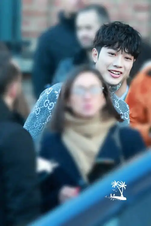 米兰时装周 下班人海中我只望向你@赖冠霖_edward