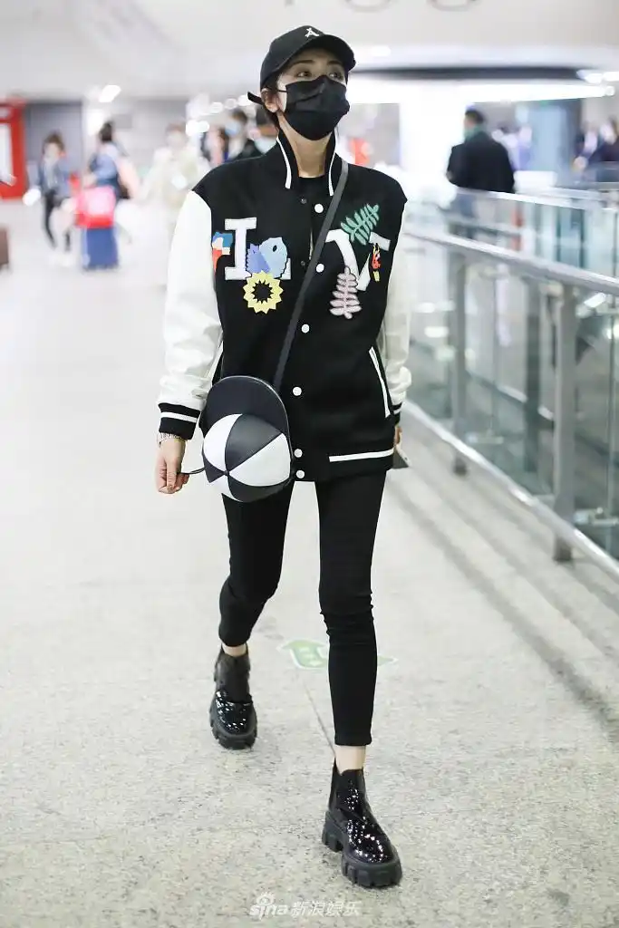 麦迪娜穿棒球服又美又酷 大步流星美腿纤细超吸睛