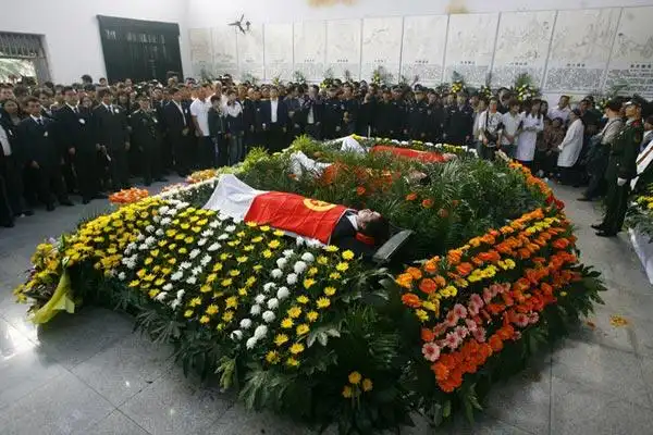 铭记英名泪祭英灵救人牺牲大学生追悼会举行