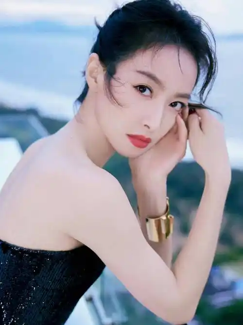 宋茜电影节红毯造型曝光,一袭黑白拼色鱼尾裙,时尚迷人_活动_身材