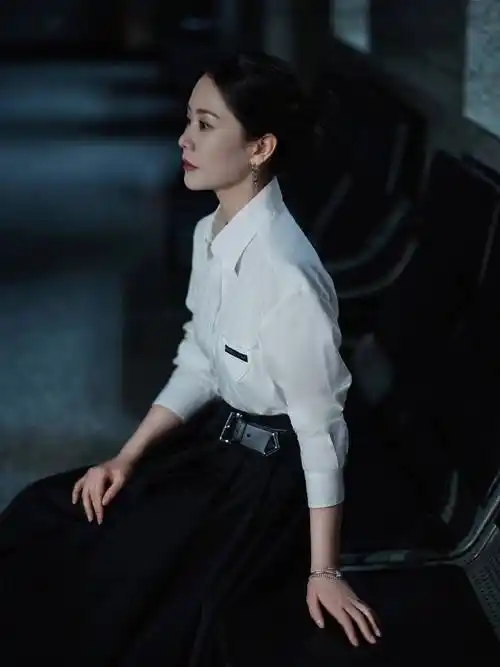 海清穿白衬衫黑长裙拍摄写真造型大方气质优雅