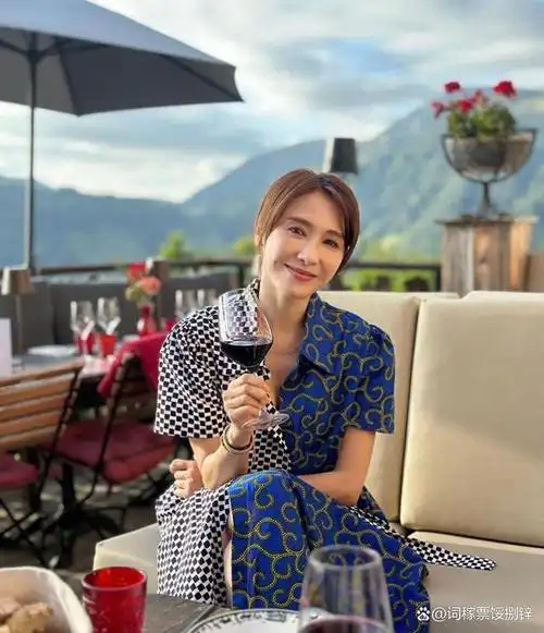 她展示了全家福照片,但三个女儿的样貌都被遮挡了,突出了黎姿丈夫