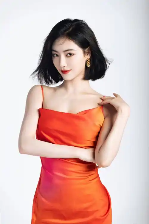 许佳琪红色吊带连衣裙性感写真,一头黑色长发披肩,妆容精致五官立体