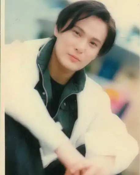 图张信哲早期照片曝光情歌王子年少青涩到成熟帅气