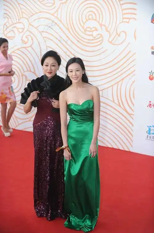 58岁王姬逃过了中年发福浓妆艳抹气质高雅哪像奶奶辈